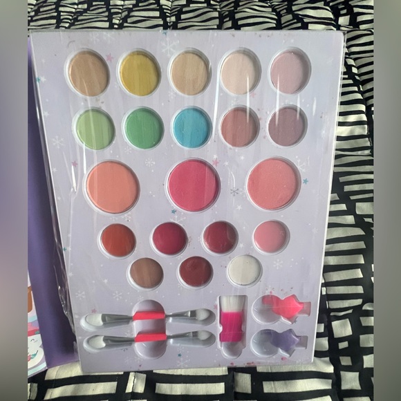 Lip Smacker Best Flavor  Forever 25 PC Beauty Book ￼ - Picture 4 of 7